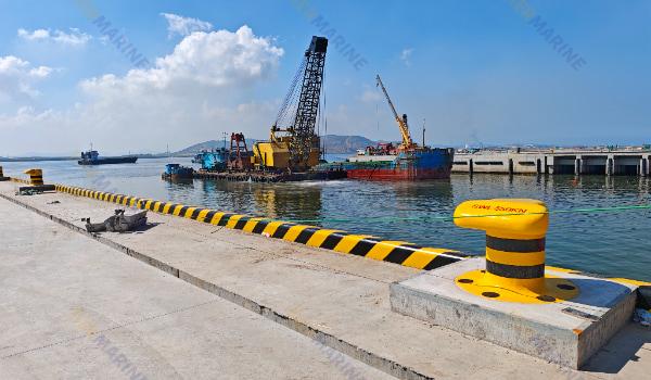 poste de amarração amarelo-T