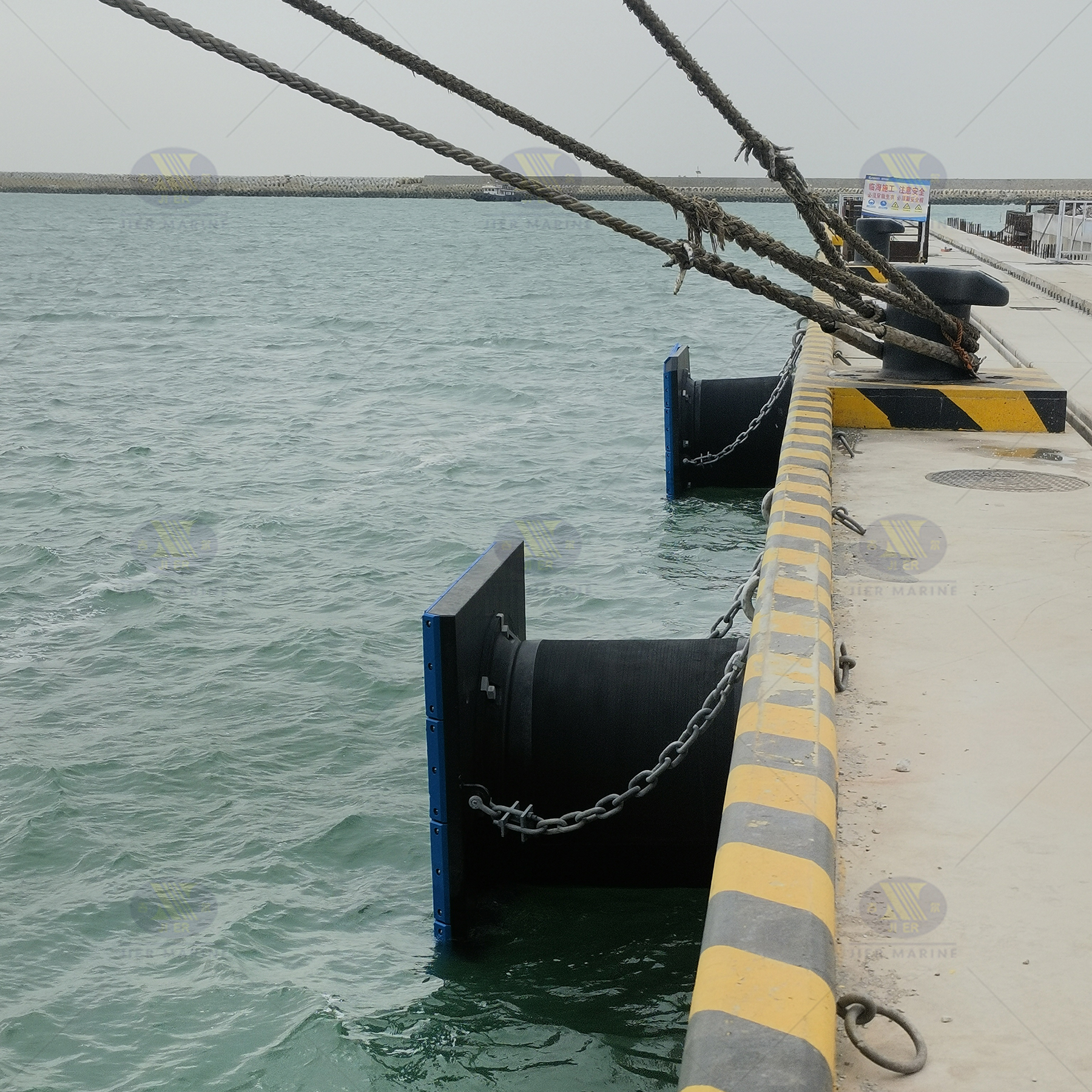 Instalamos pára-lamas e postes para a porta Rizhao (JSC 、 T-Bollard)