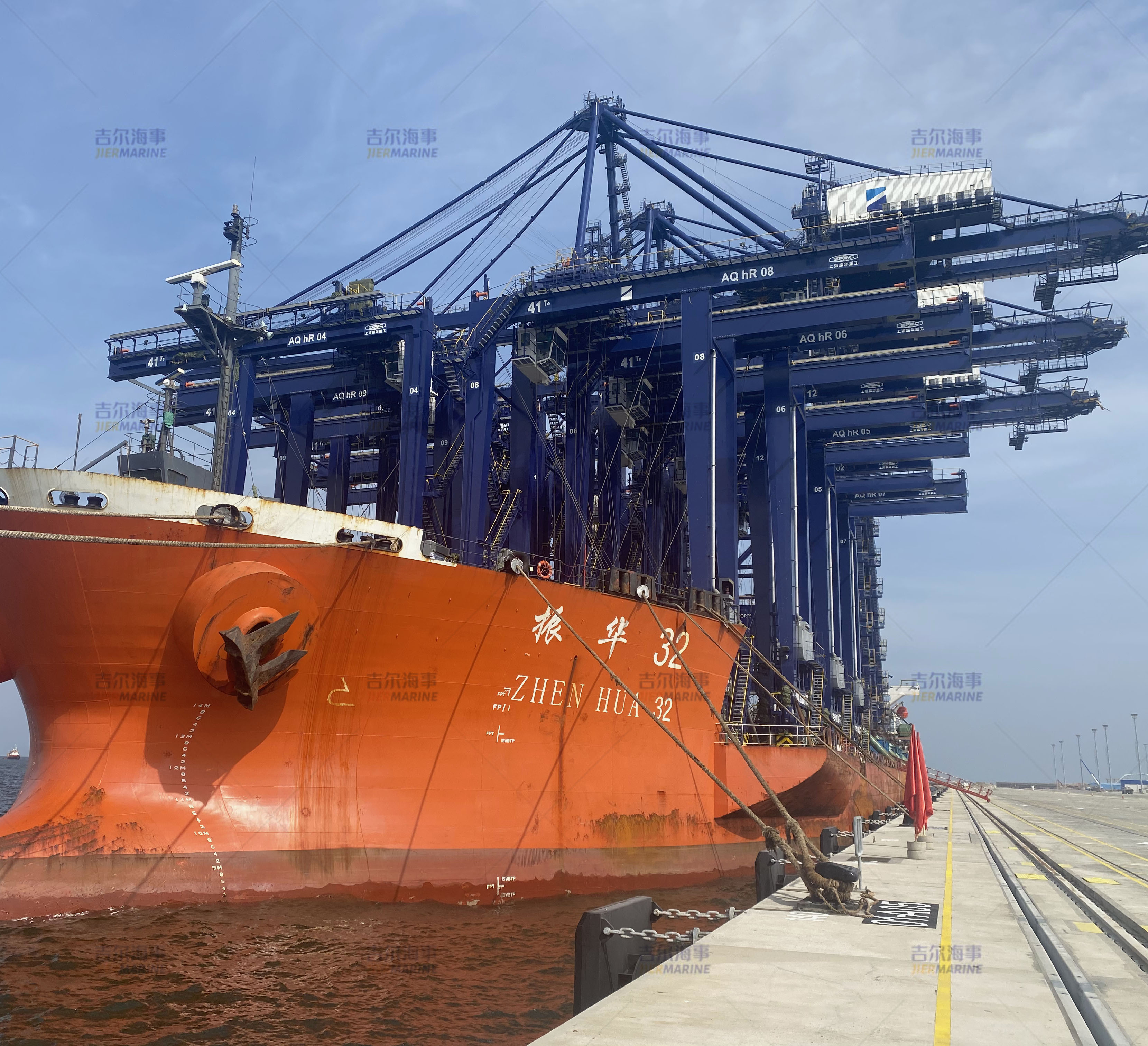 Instalamos pára -lamas e postes para o Projeto de Terminal de Contêineres de Porta Marinha de Abu Qir. (JDA 、 Cada de aço)